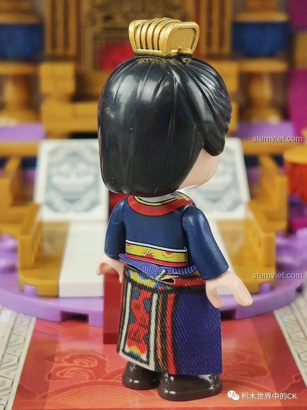 Mặt sau của minifigure Khả Hứa (Hoàng đế), thể hiện chi tiết trang phục và mũ miện từ bộ Qman 33015.