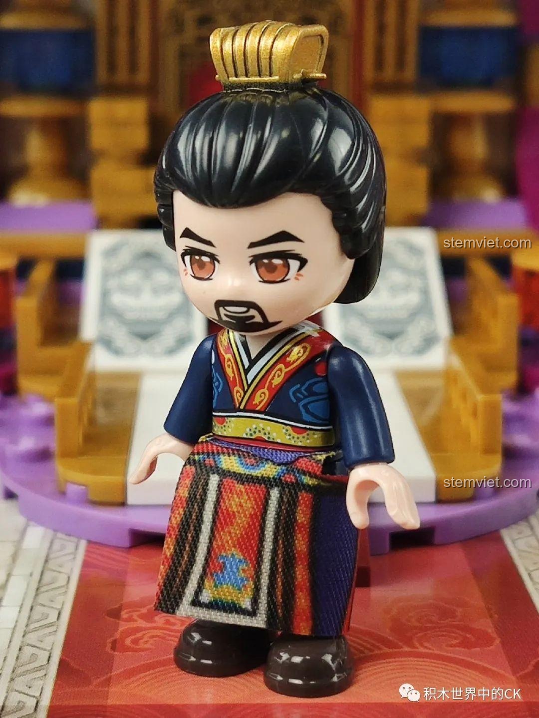 Cận cảnh minifigure Khả Hứa (Hoàng đế) với trang phục và râu tóc được tạo hình chi tiết trong bộ Qman 33015.