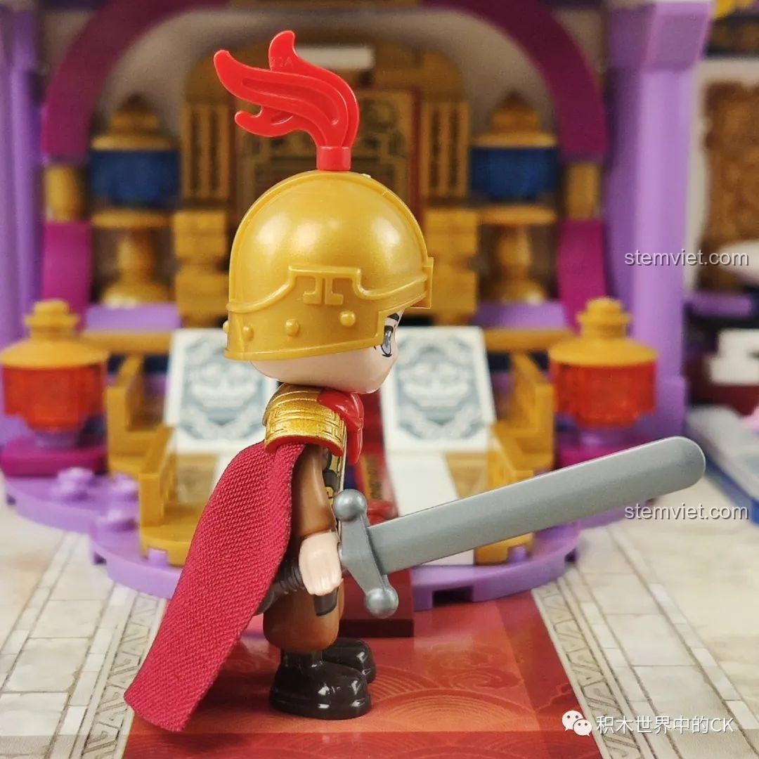 Góc nghiêng của minifigure Mộc Lan Hỏa Bạn, cho thấy chi tiết mũ giáp và kiếm từ bộ Qman 33015.