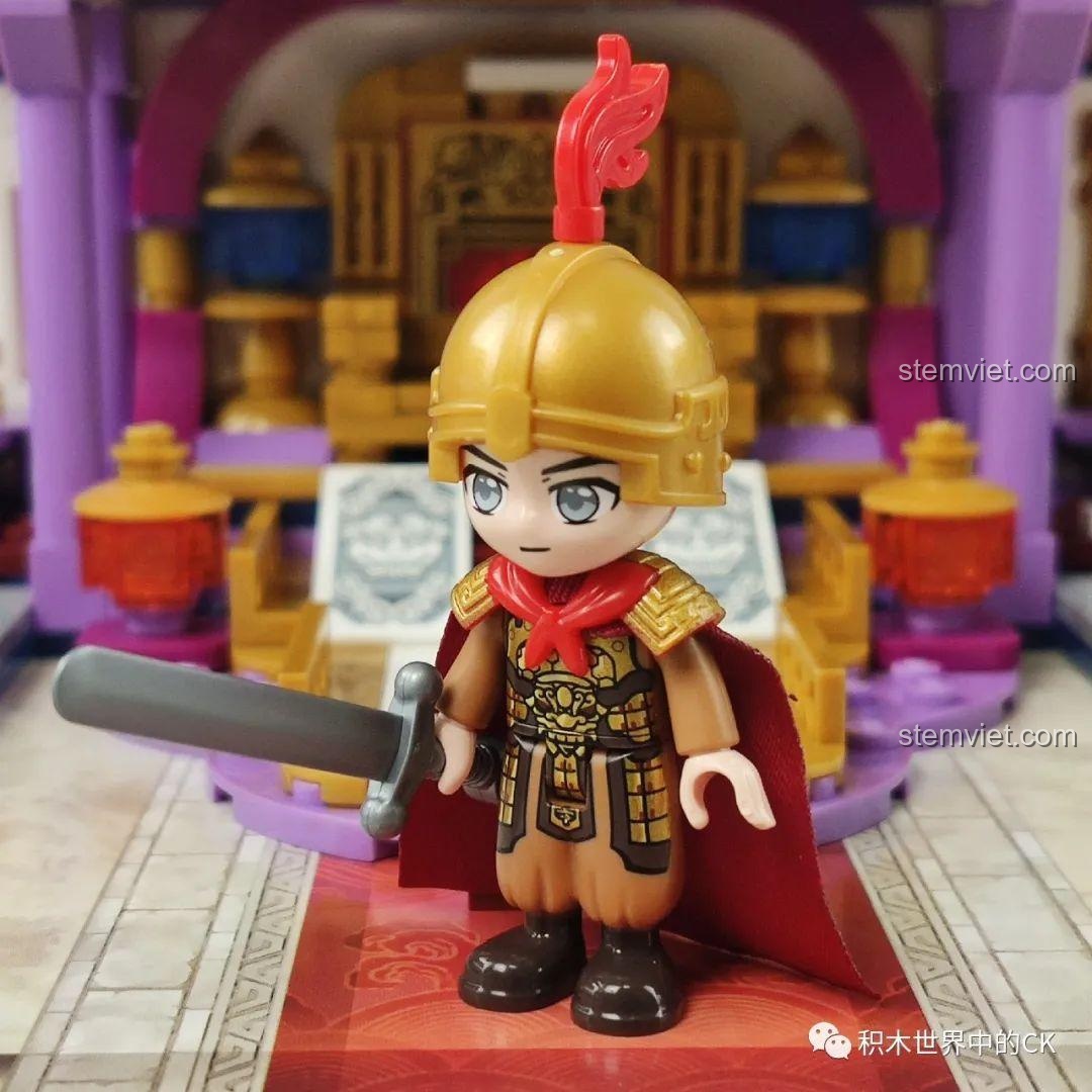 Cận cảnh minifigure Mộc Lan Hỏa Bạn (người bạn đồng hành) trong bộ giáp chiến binh, cầm kiếm từ bộ Qman 33015.