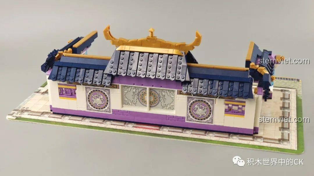 Mô hình cung điện Qman 33015 Minh Đường Phong Thưởng đã hoàn thành từ góc chéo, khoe trọn vẻ đẹp tổng thể.