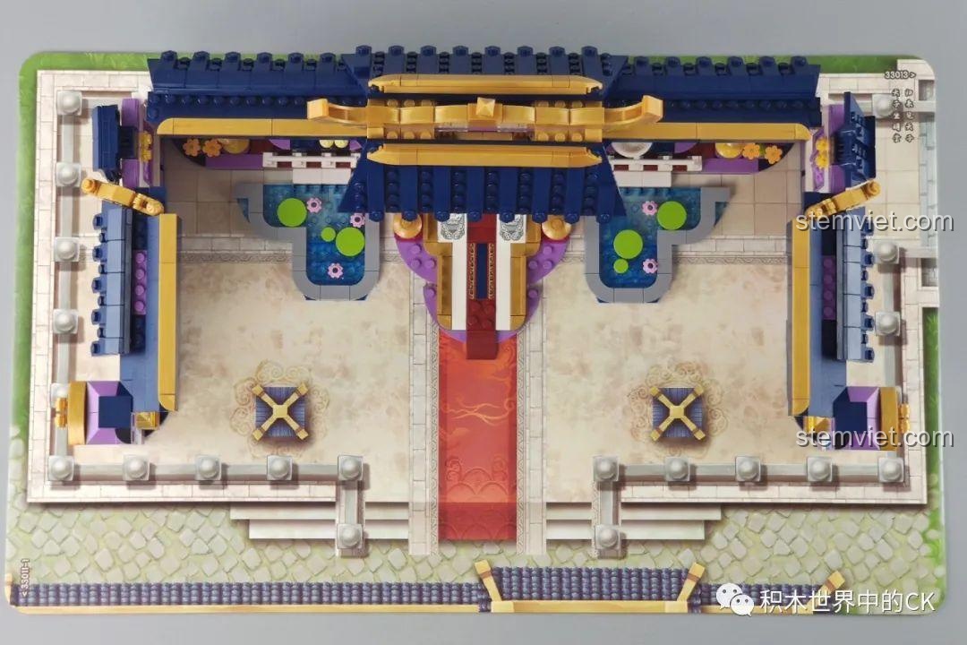 Mặt sau của mô hình cung điện Qman 33015 Minh Đường Phong Thưởng đã hoàn thành, với các chi tiết trang trí và cửa sổ.