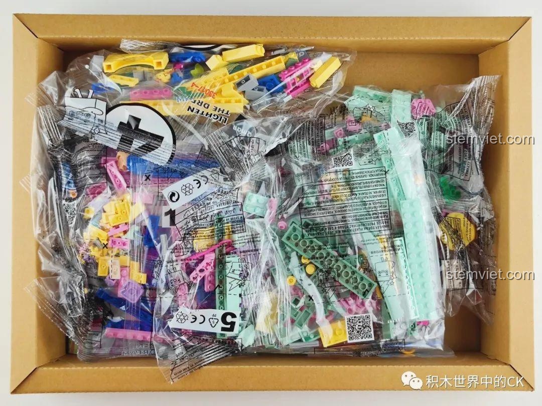 Bên trong hộp bộ xếp hình QMAN 33017 Tứ Nghệ Khuê Các, các túi mảnh ghép được đóng gói