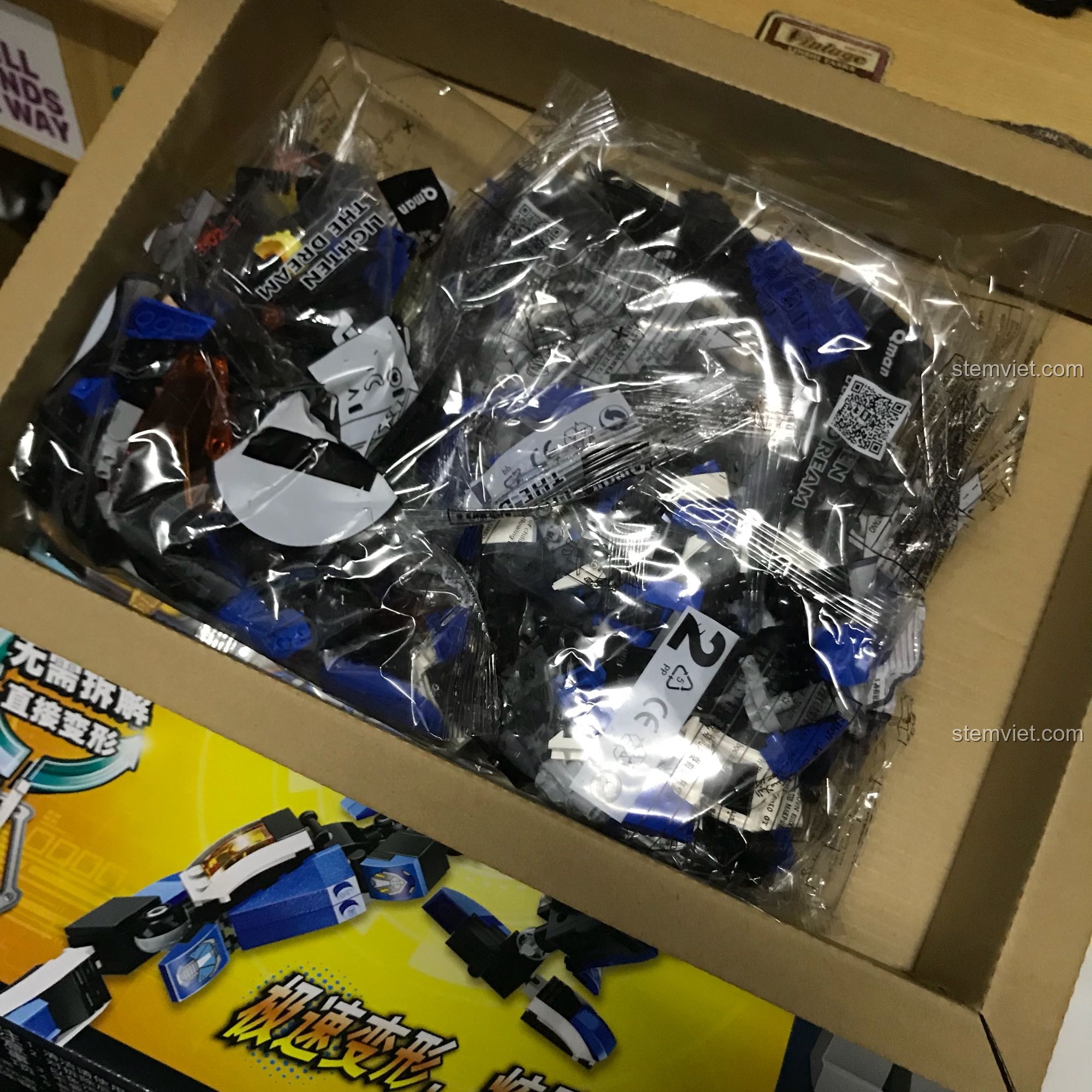 Các túi chi tiết bên trong hộp bộ xếp hình Robot Transformer Blade Warrior 3302.