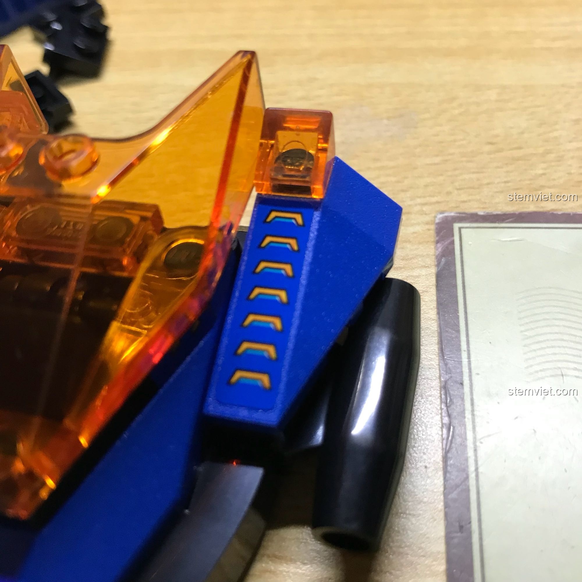 Lắp ráp buồng lái màu xanh và cam trong suốt của đồ chơi mô hình Mô hình 2 trong 1 Robot và Trực thăng.