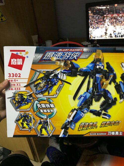 Hộp đồ chơi lắp ráp QMAN 3302 Robot biến hình Blade Warrior, một món quà sáng tạo cho bé trai 6 tuổi.