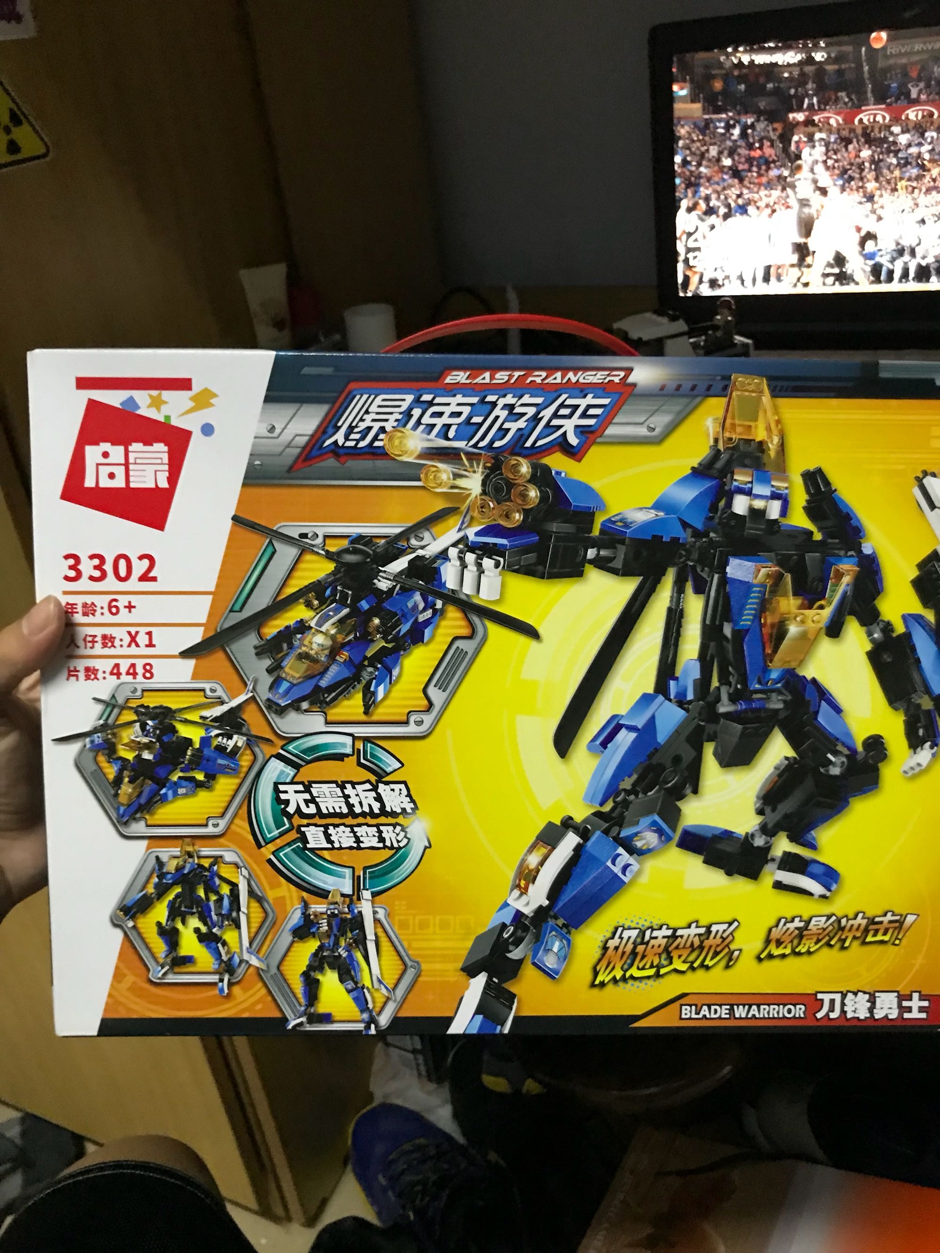 Hộp đồ chơi lắp ráp QMAN 3302 Robot biến hình Blade Warrior, một món quà sáng tạo cho bé trai 6 tuổi.