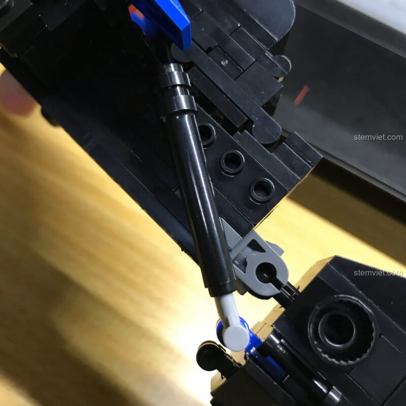 Chi tiết decal được dán trên buồng lái của bộ lắp ghép Chiến binh Blade Warrior.