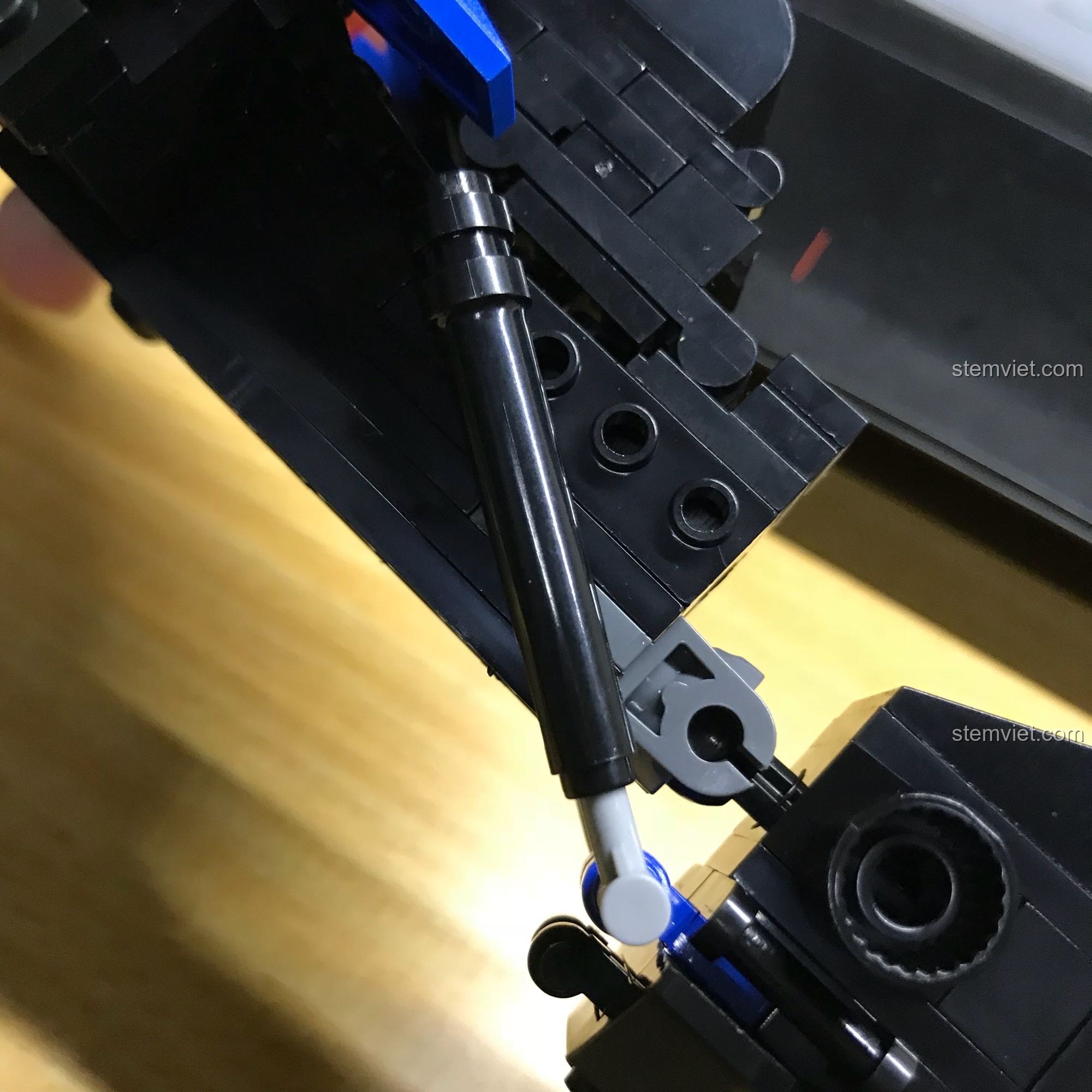 Chi tiết decal được dán trên buồng lái của bộ lắp ghép Chiến binh Blade Warrior.