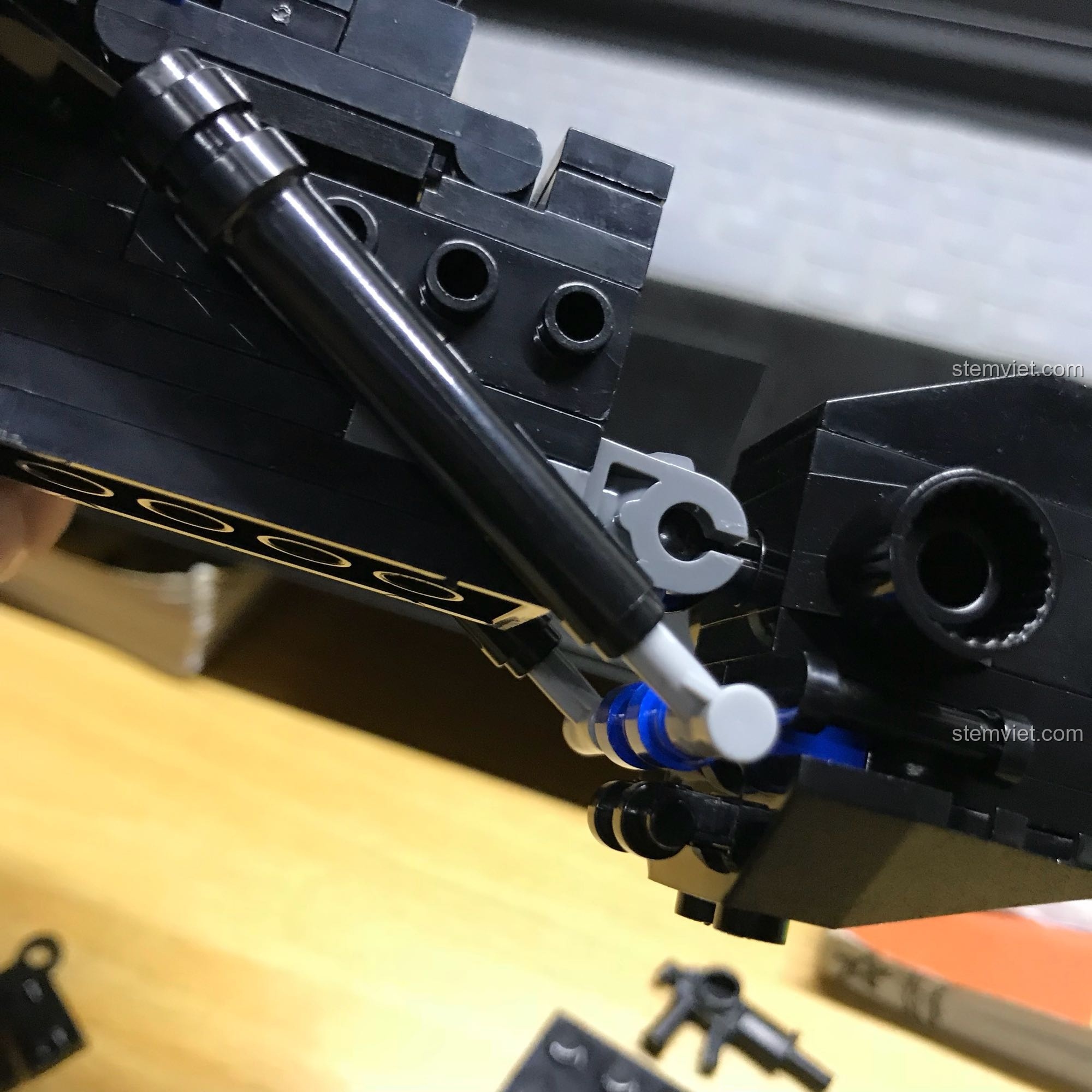 Lắp ráp các khớp nối và thanh piston của đồ chơi lắp ráp Robot Blast Ranger 3302.