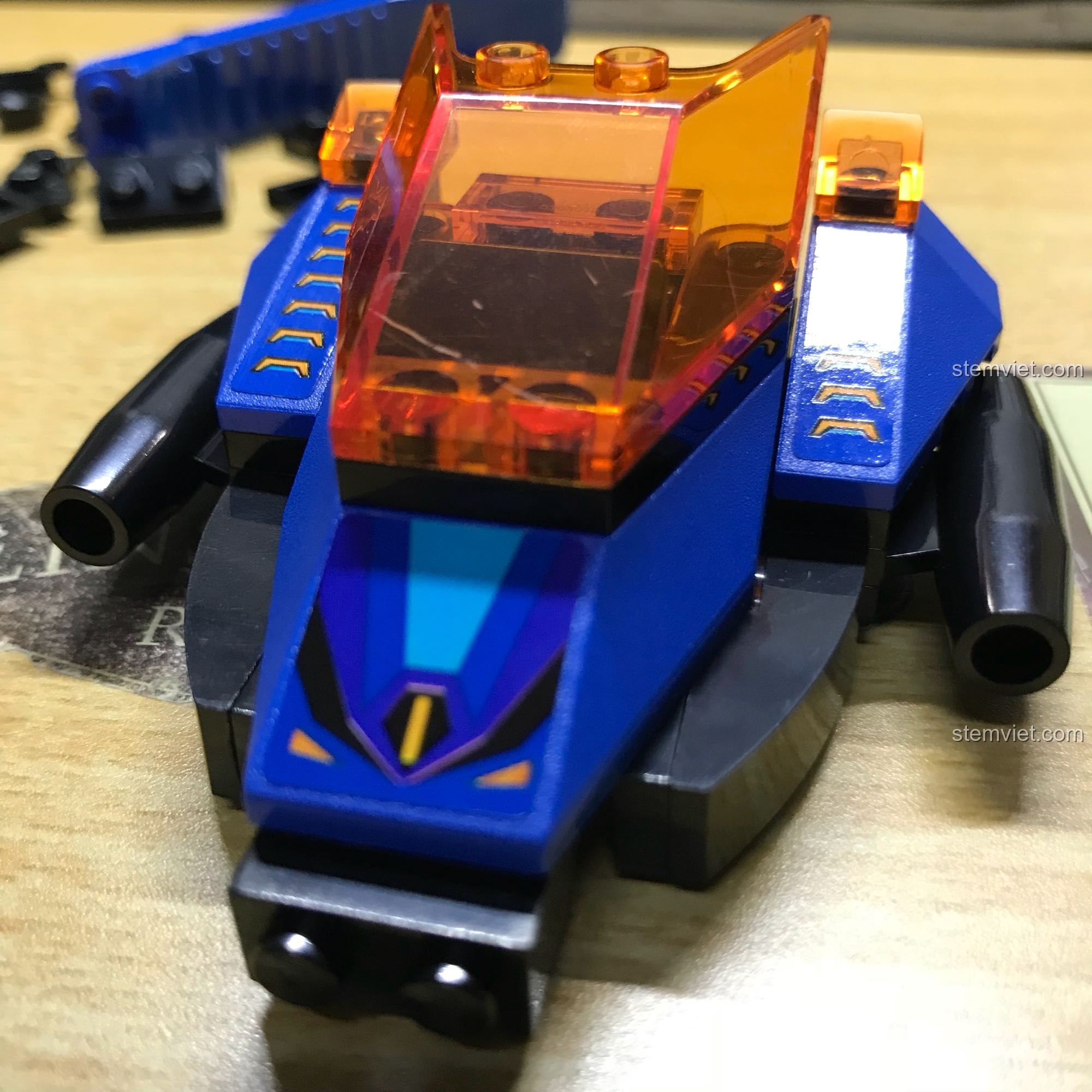 Quá trình lắp ráp phần thân của mô hình QMAN Robot lắp ráp biến hình.