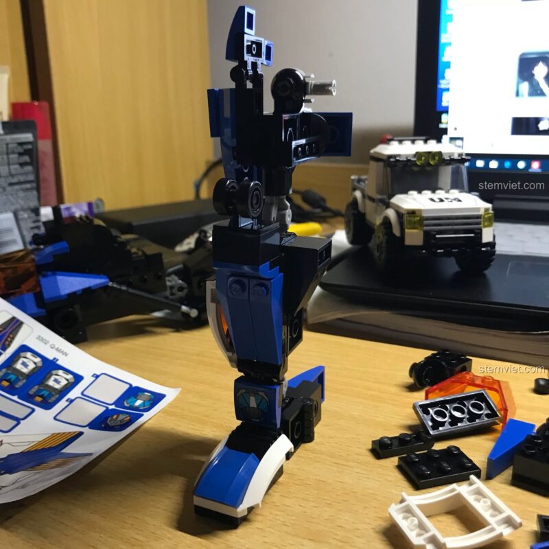 Các mảnh ghép còn lại chuẩn bị cho việc lắp ráp chân và tay của robot QMAN 3302.