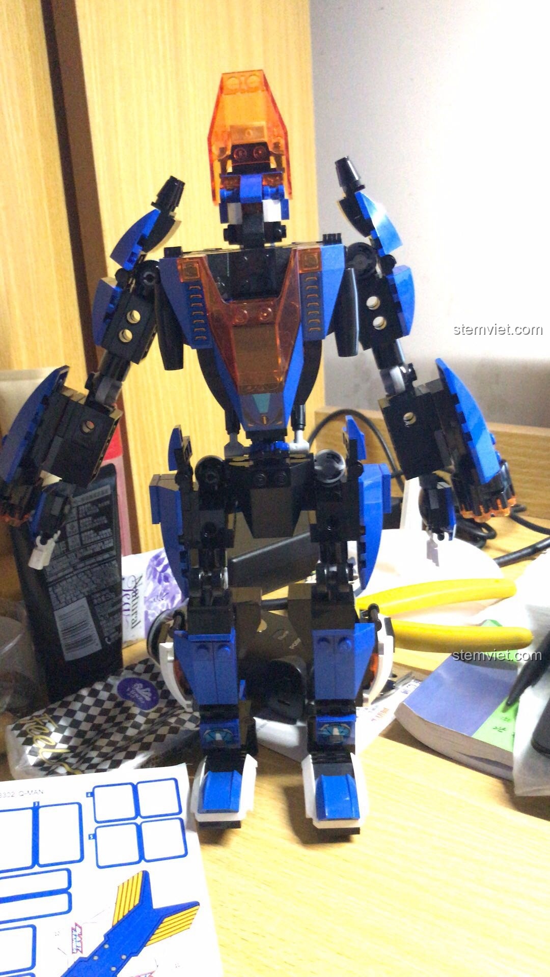 Mô hình Robot Blade Warrior 3302 đã hoàn thành phần thân và chân.