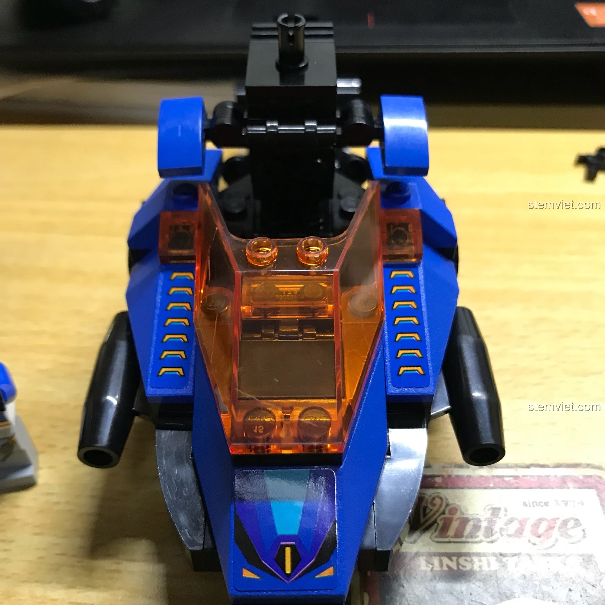 Phần thân và buồng lái của mô hình đang dần hoàn thiện trong bộ lắp ghép Robot biến hình Blade Warrior.