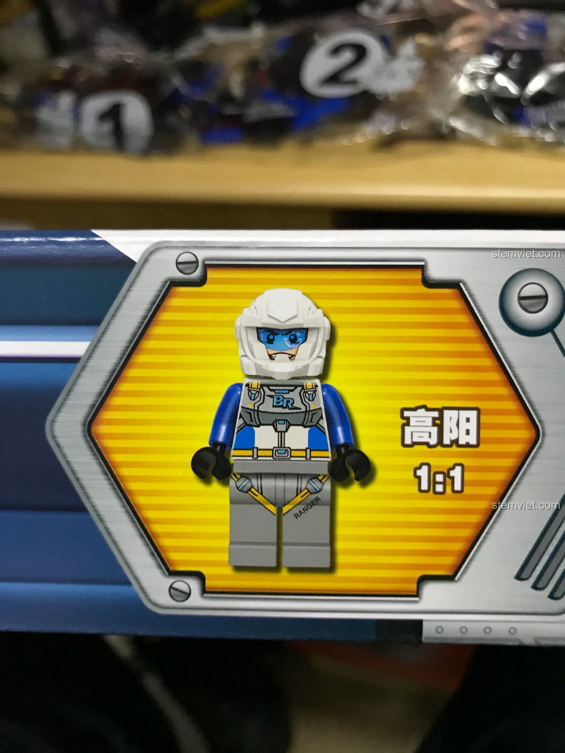 Minifigure phi công với biểu cảm vui vẻ của bộ Robot lắp ráp biến hình QMAN 3302.