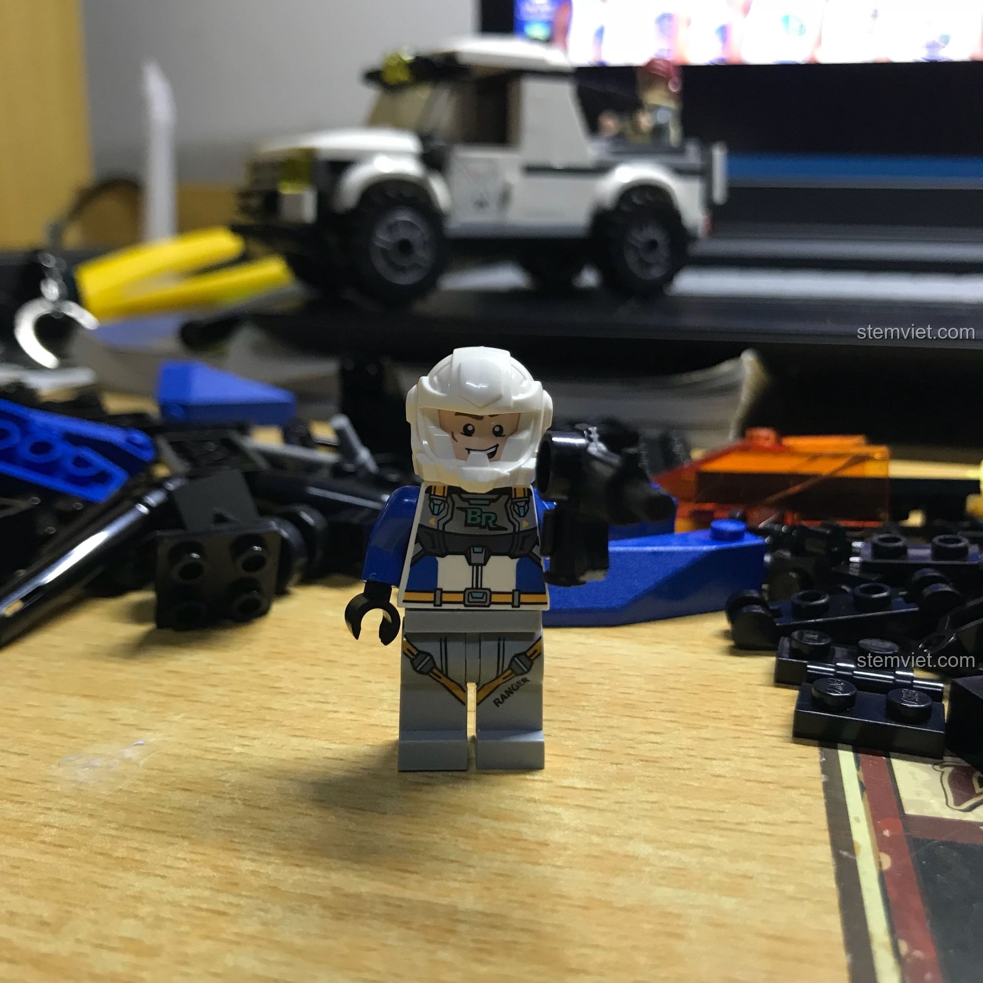 Minifigure phi công đội mũ bảo hiểm sẵn sàng chiến đấu cùng bộ lắp ghép Robot Blast Ranger.