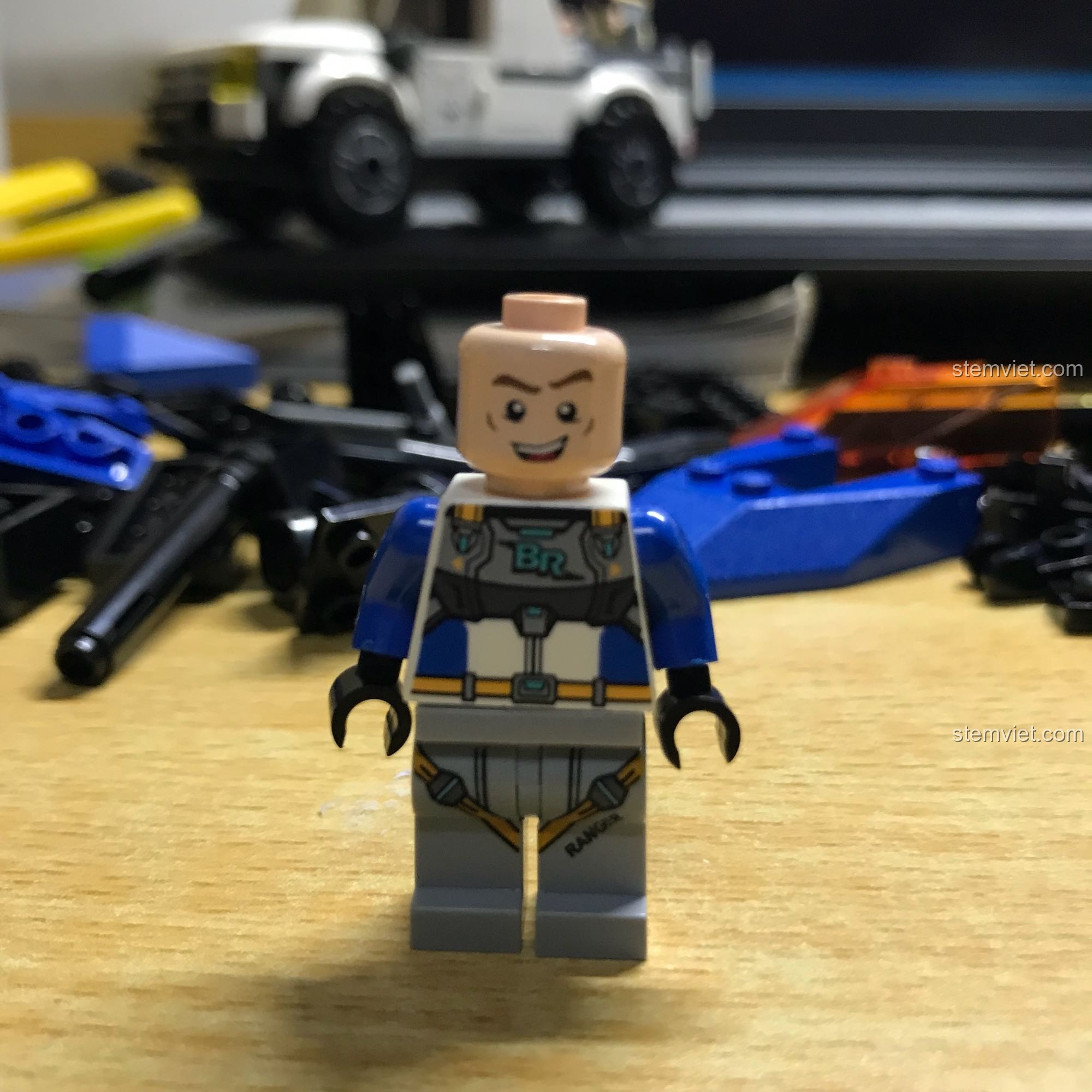 Minifigure phi công tóc vàng ngầu trong bộ Mô hình 2 trong 1 Robot và Trực thăng 3302.