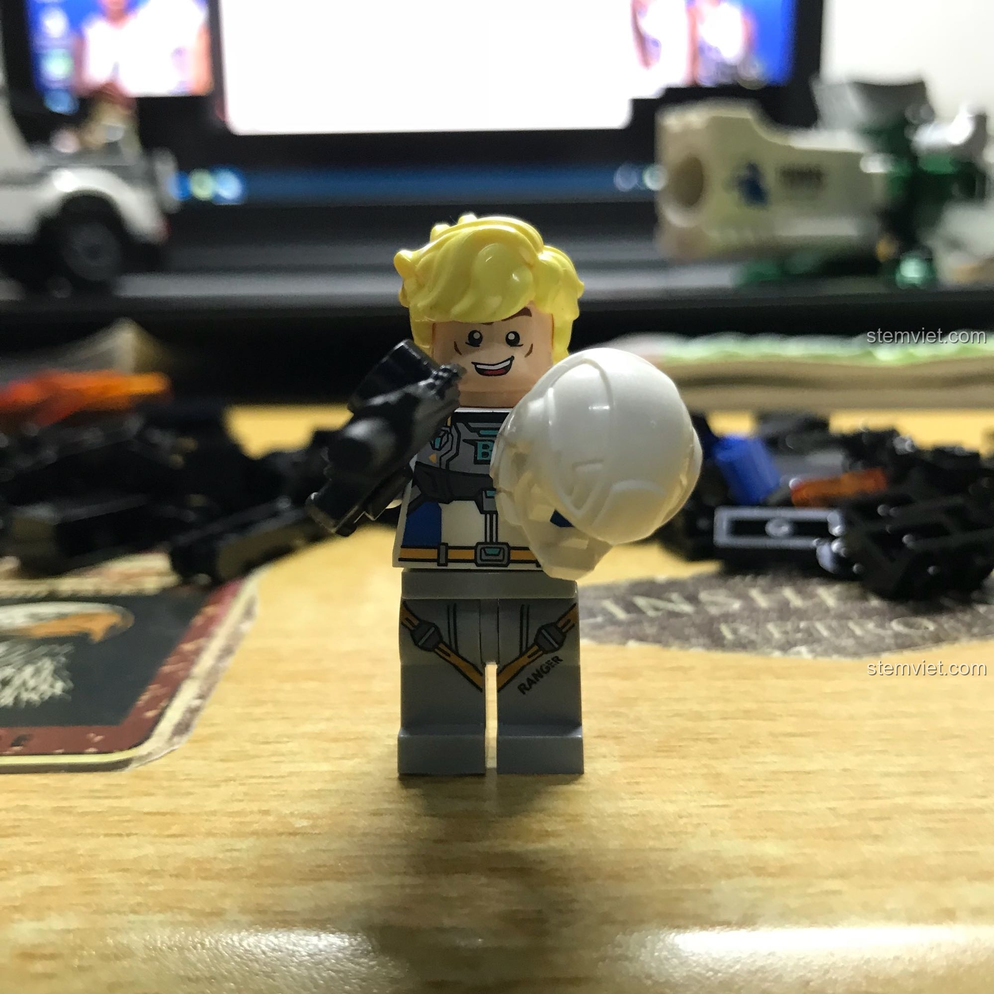 Một góc nhìn khác của minifigure phi công tóc vàng từ bộ QMAN 3302 Chiến binh Blade Warrior.