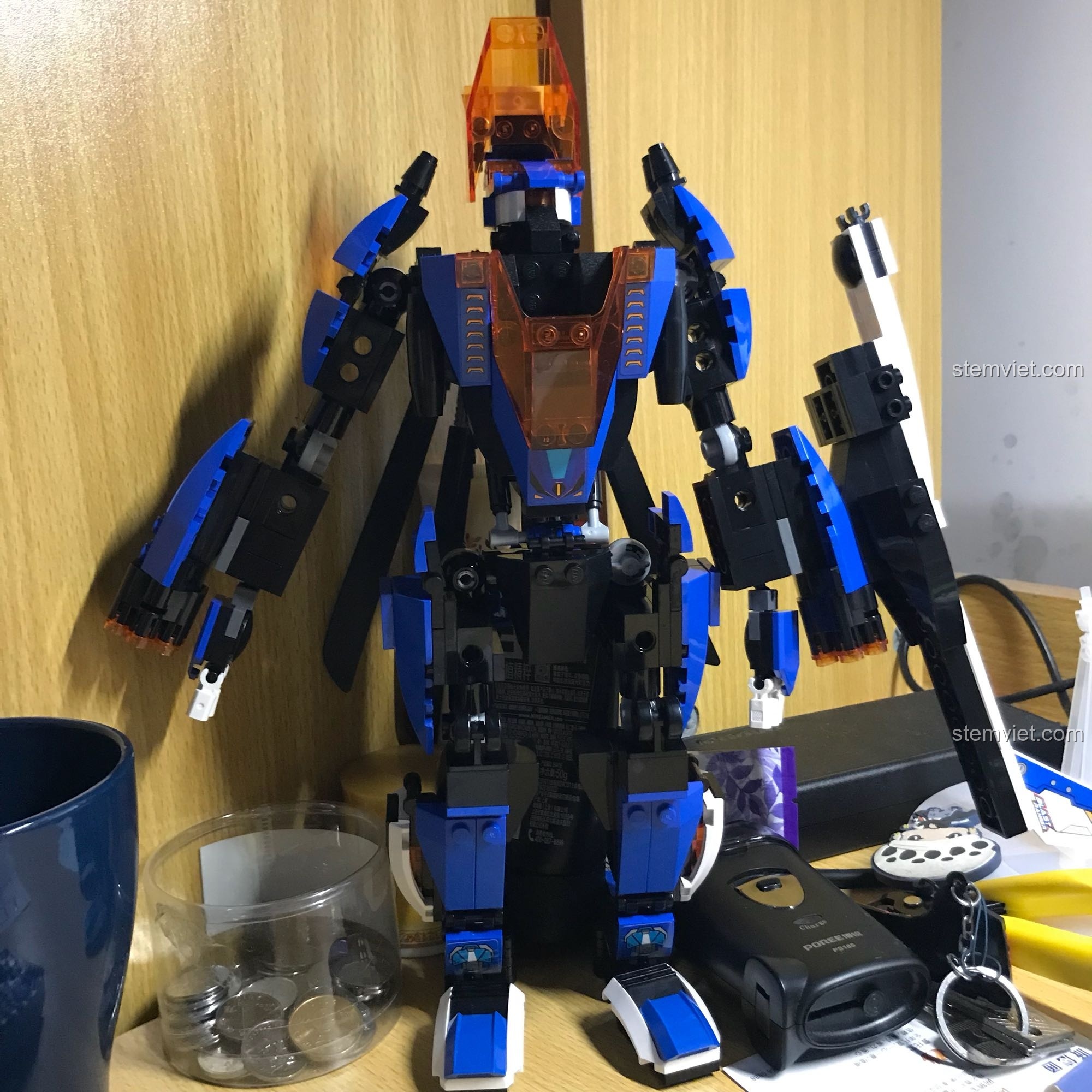 Robot Blade Warrior đang được lắp ráp tay và vai từ bộ xếp hình Robot Transformer Blade Warrior.