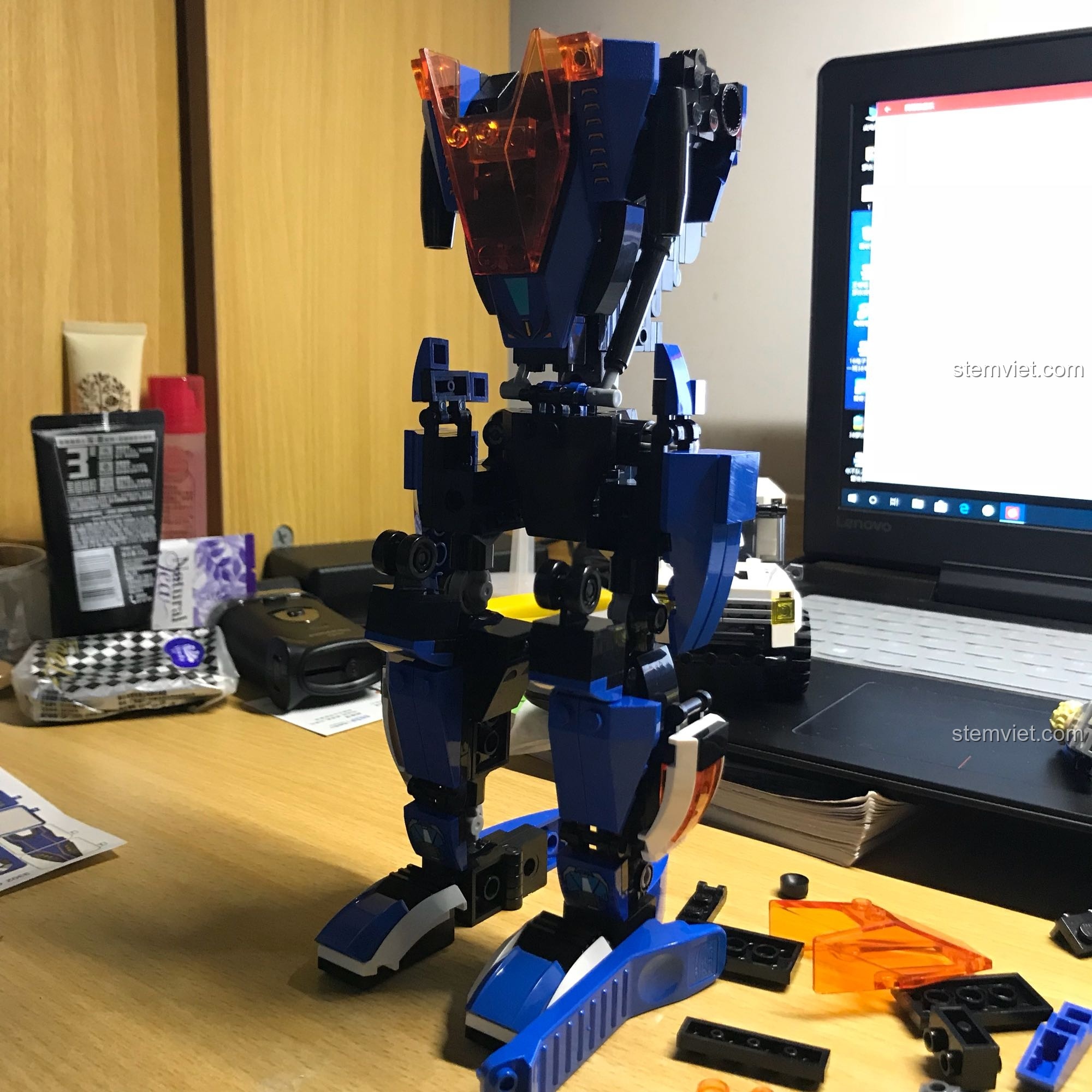 Lắp ráp phần chân của Robot Blade Warrior từ bộ đồ chơi mô hình Trực thăng chiến đấu Blade Warrior.