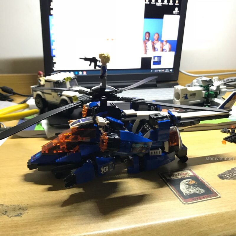 Minifigure phi công đứng trên cánh quạt của Trực thăng chiến đấu Blade Warrior.