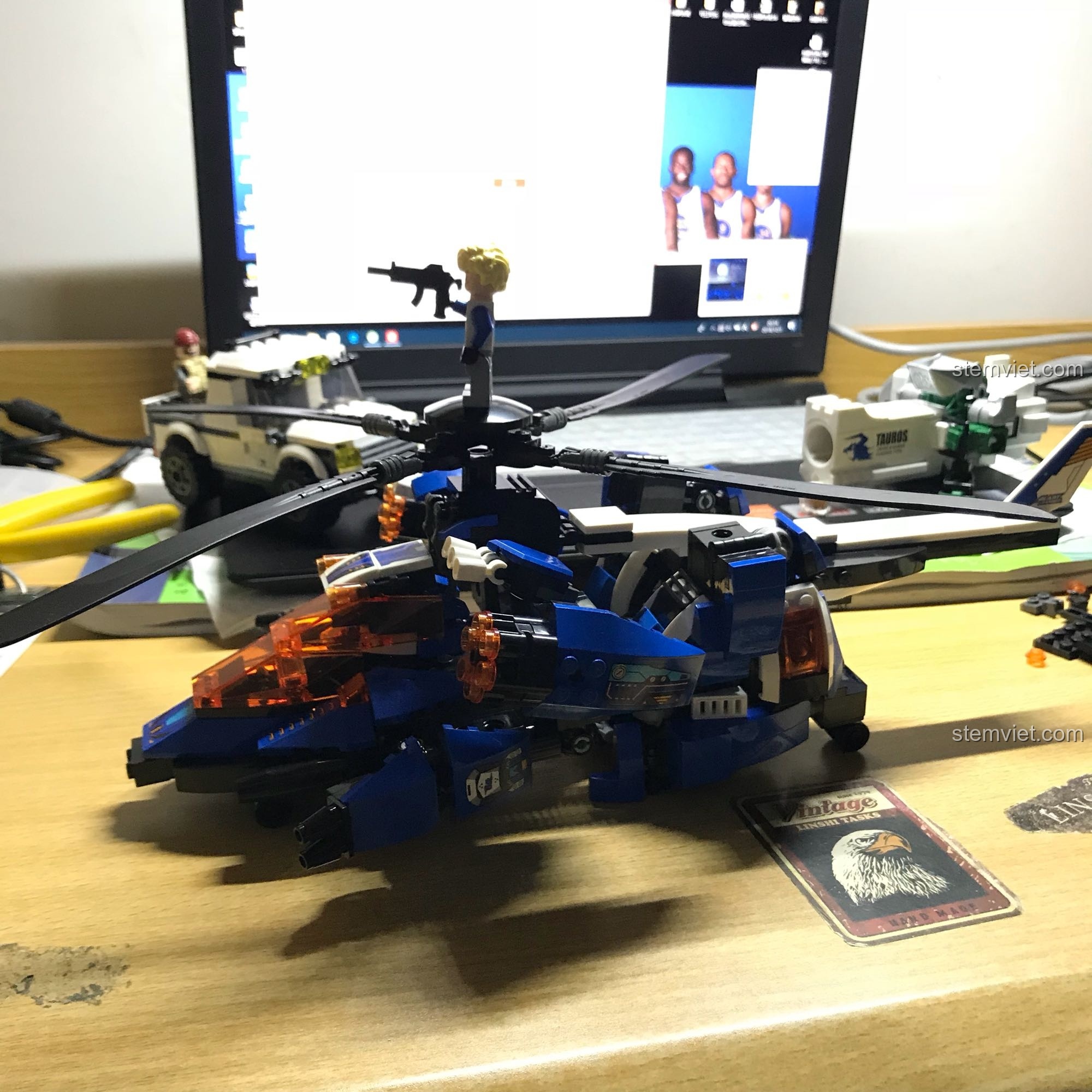Minifigure phi công đứng trên cánh quạt của Trực thăng chiến đấu Blade Warrior.