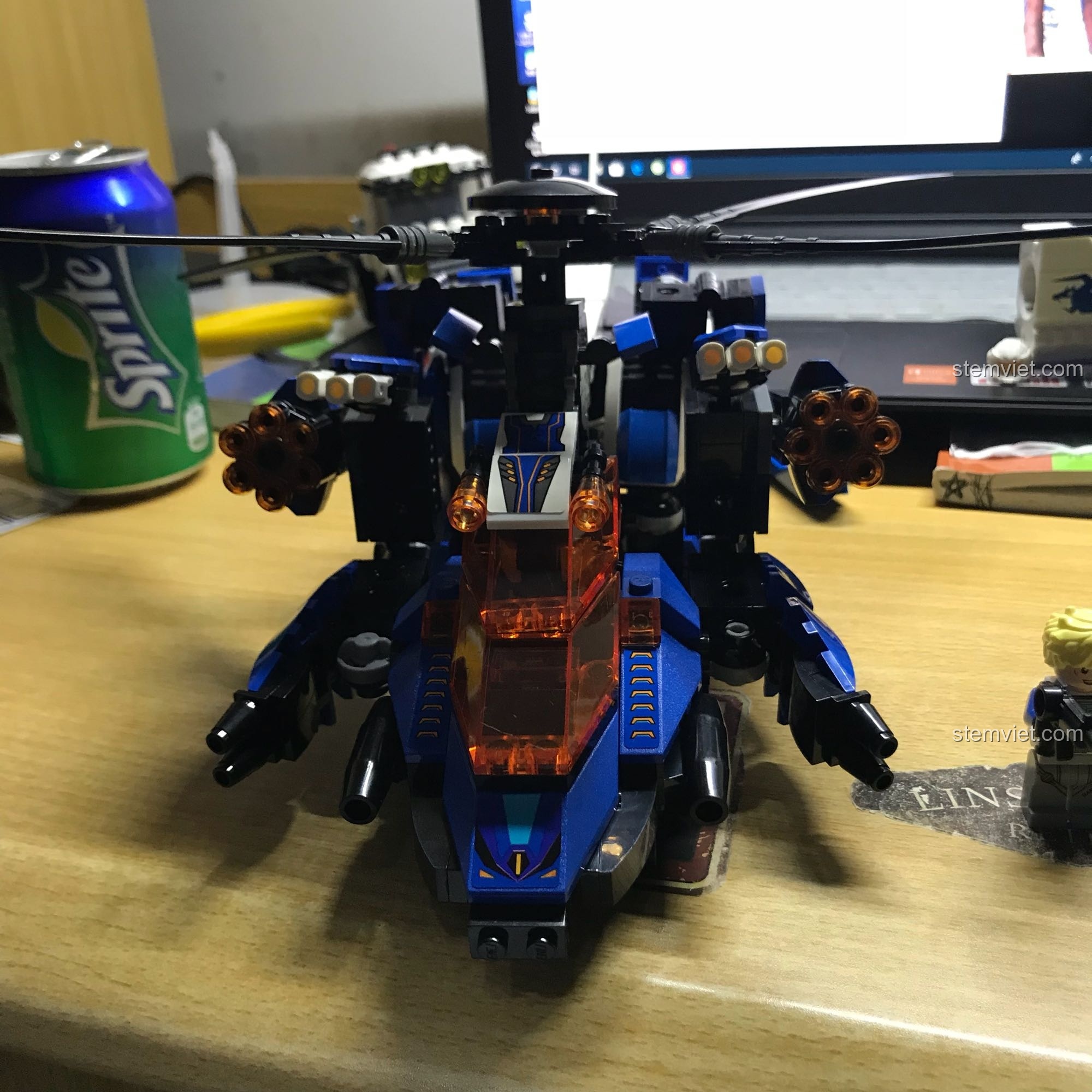 Mô hình Robot Blade Warrior hoàn chỉnh với vũ khí và giáp vai cực ngầu.