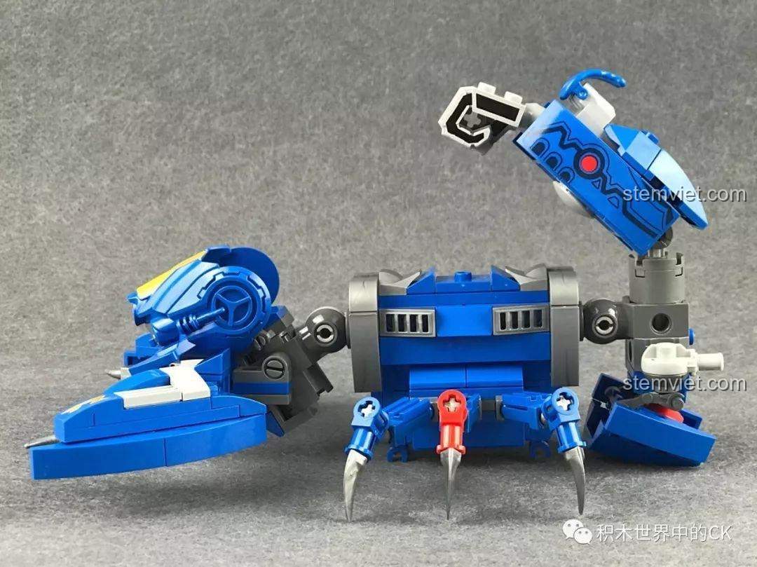 Mặt sau của mô hình Robot Bọ Cạp Điện Quang QMAN 3603, cho thấy chi tiết phần lưng và khớp đuôi.