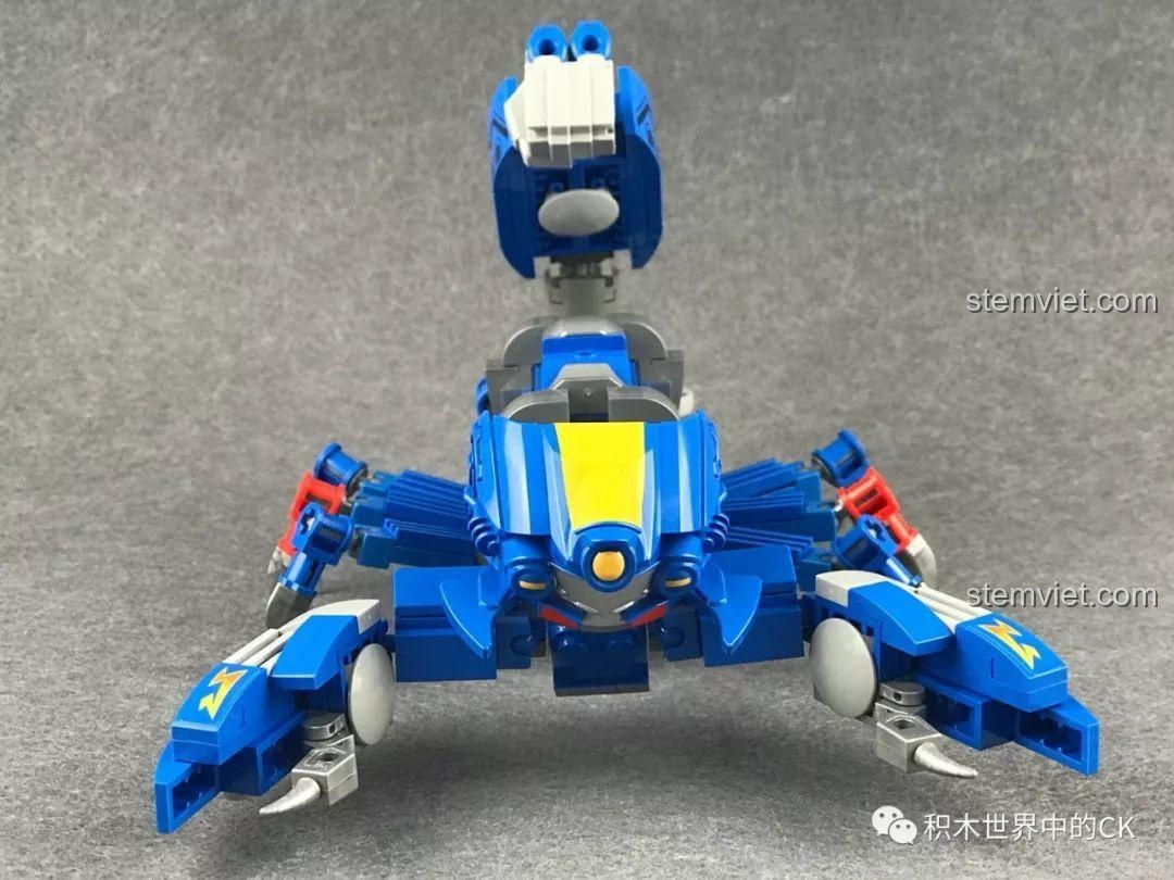 Góc nhìn chính diện của mô hình Robot Bọ Cạp Điện Quang, làm nổi bật thiết kế đối xứng và cặp càng lớn.