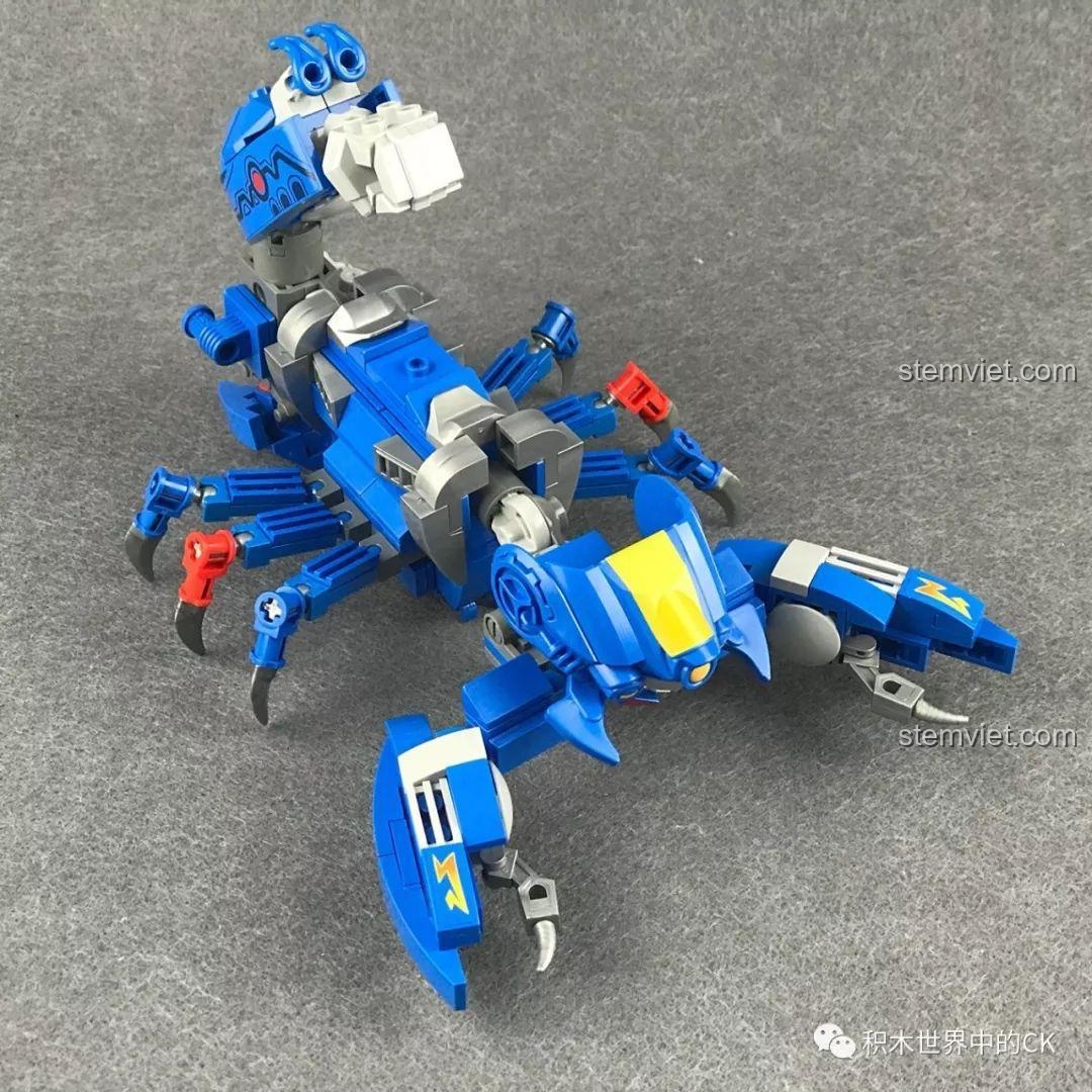 Mô hình Robot Bọ Cạp Điện Quang QMAN 3603 trong tư thế tấn công, thể hiện sự linh hoạt của các khớp nối.