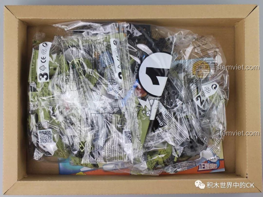 Bên trong hộp bộ đồ chơi Phương tiện thám hiểm Gup-K QMAN tiết kiệm, gồm các túi chi tiết và sách hướng dẫn.