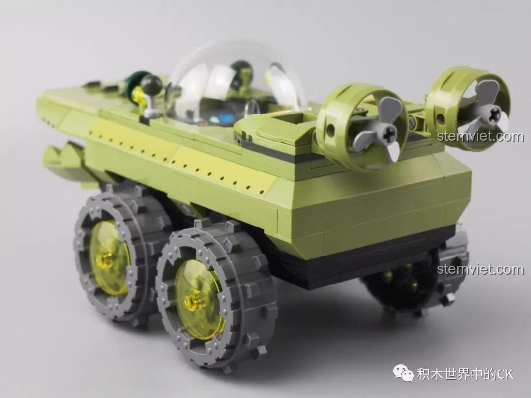 Góc nhìn từ phía sau bên hông của Tàu cá sấu của Kwazii, làm nổi bật hai cánh quạt lớn có thể điều chỉnh.