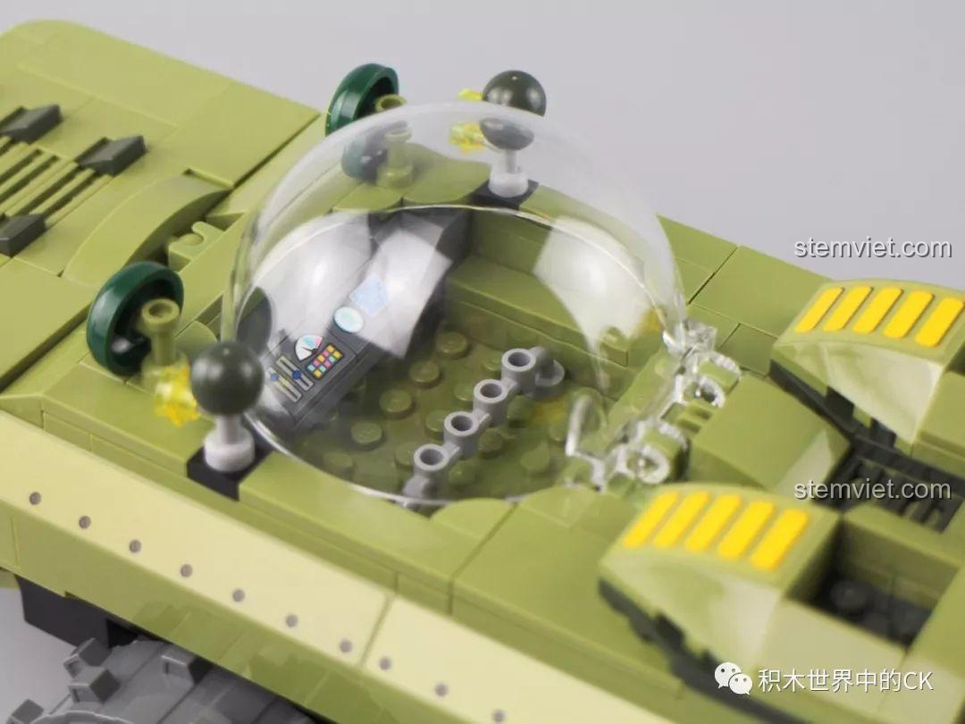 Khoang lái của đồ chơi xếp hình Xe địa của Biệt đội Octonauts cho trẻ 6 tuổi, với vòm kính và bảng điều khiển.