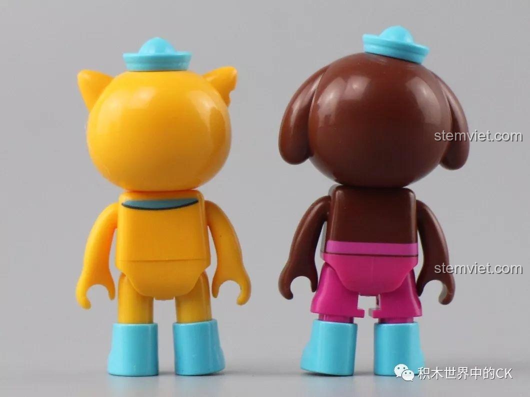 Cận cảnh mặt sau của hai minifigures Kwazii và Dashi, cảm nhận QMAN 3713 Tàu cá sấu của Kwazii.