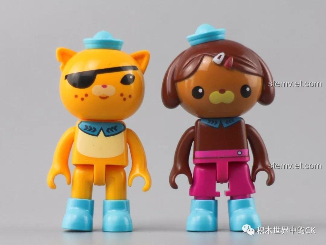 Cận cảnh mặt trước của hai minifigures Kwazii và Dashi trong bộ đồ chơi xếp hình Xe thám hiểm đầm lầy cho bé 6+.