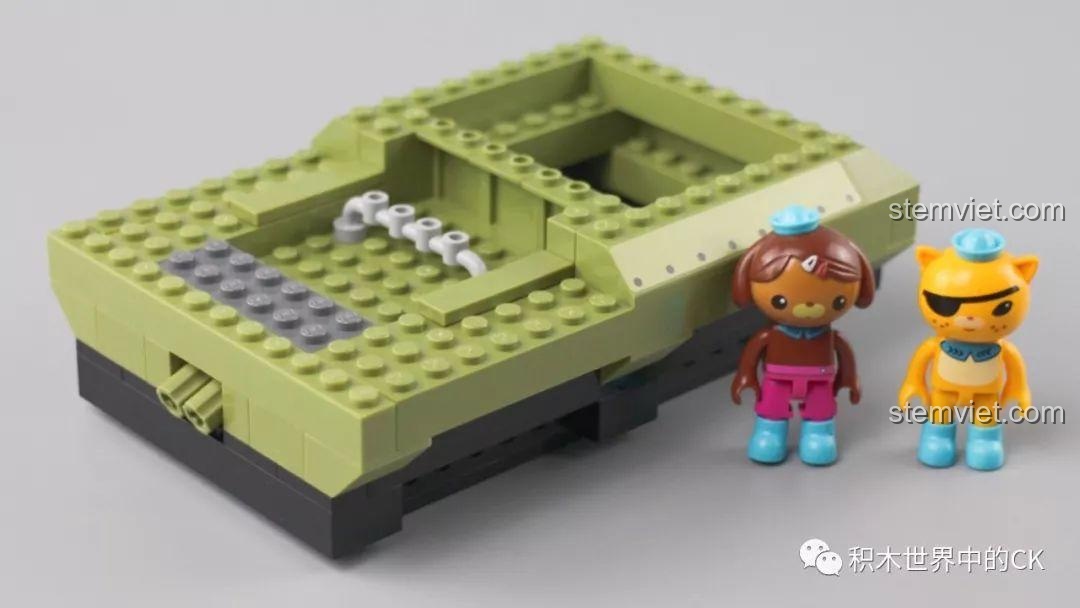 Quá trình lắp ráp phần thân của bộ lắp ráp Tàu cá sấu của Kwazii cho con trai 6+ với hai nhân vật.