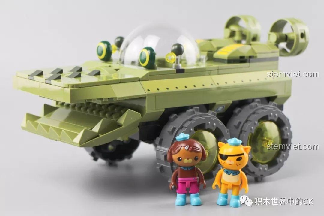 Toàn cảnh bộ QMAN 3713 Phương tiện thám hiểm Gup-K cùng hai nhân vật Kwazii và Dashi sau khi lắp ráp xong.