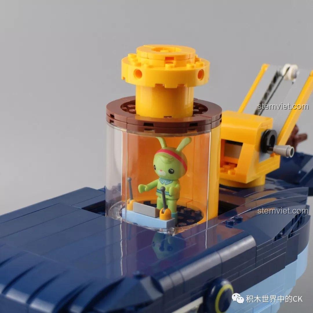 Mở nóc buồng lái phụ của Tàu Cá Voi Xanh QMAN 3714. Đồ chơi lắp ghép 3714.