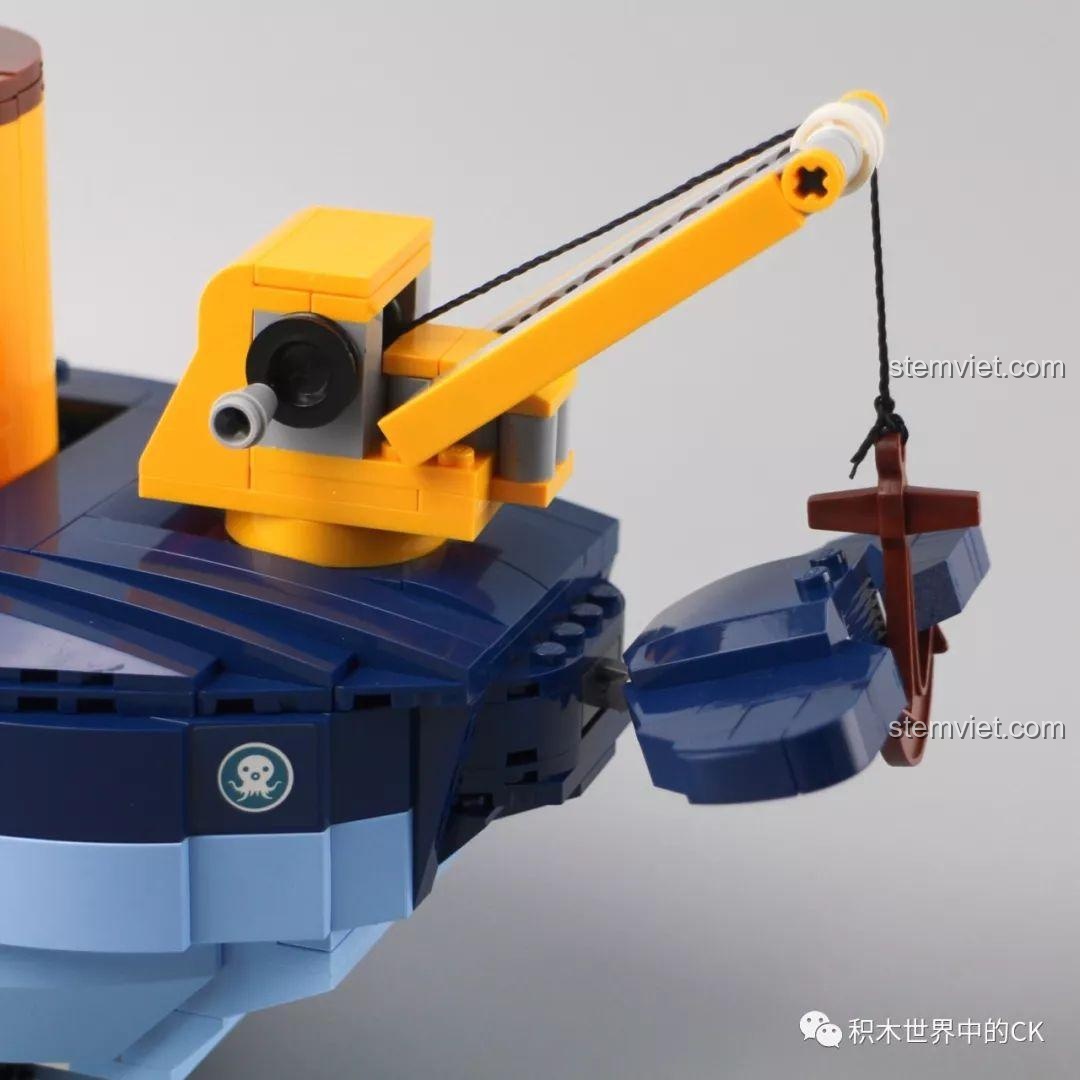 Nhân vật Tweak ngồi trong buồng lái phụ của Tàu Cá Voi Xanh QMAN 3714.