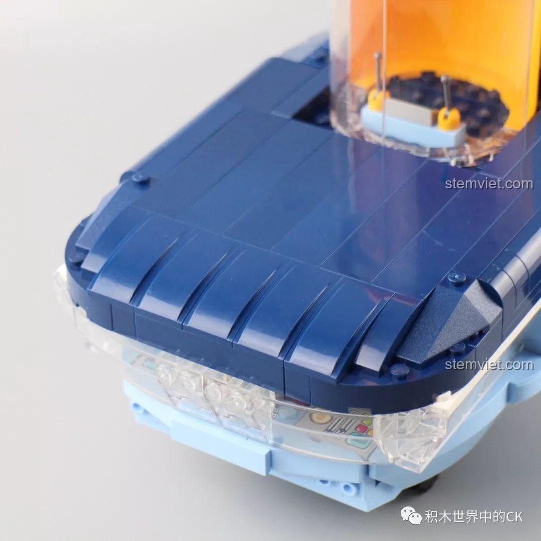 Chi tiết gạch trơn trên mui tàu cho thấy sự khác biệt màu sắc nhẹ. Đánh giá QMAN 3714.