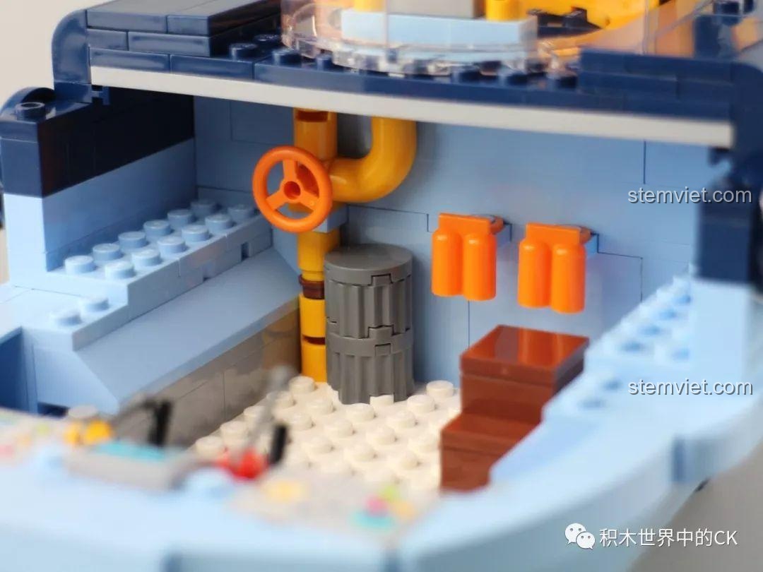 Cận cảnh khoang điều khiển bên trong Tàu Cá Voi Xanh QMAN 3714. Đồ chơi cho bé 6 tuổi.