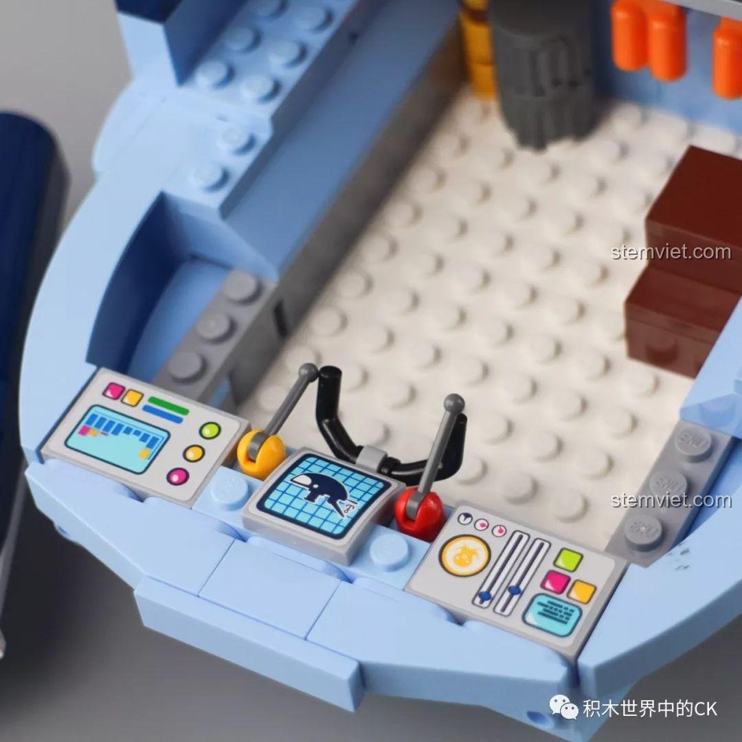 Chi tiết nội thất như ống nước, thùng phuy trong bộ lắp ráp Tàu cứu hộ Octonauts 3714.