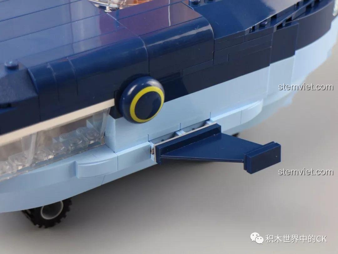 Cận cảnh các bảng điều khiển với sticker chi tiết trong khoang lái của Tàu GUP-A QMAN 3714.