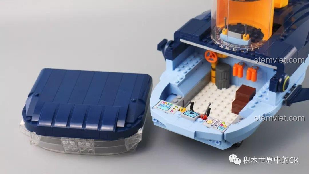 Phần đầu tàu được tháo rời, để lộ khoang điều khiển bên trong. Review QMAN 3714 Tàu GUP-A.