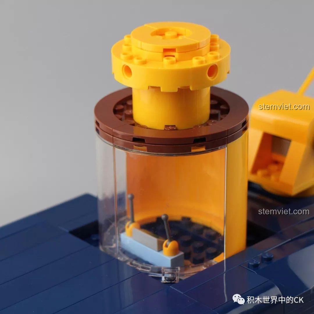 Chi tiết vây cá bên hông của Tàu Cá Voi Xanh, một điểm yếu về độ chắc chắn.