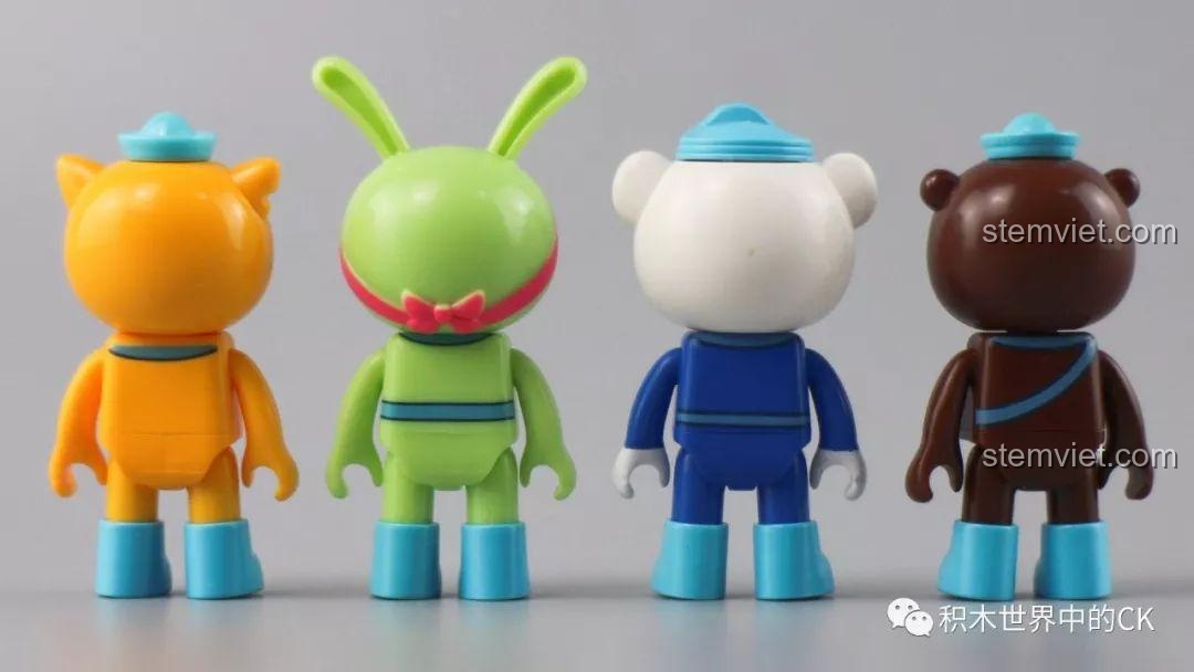 Mặt sau của 4 nhân vật minifigure trong bộ đồ chơi mô hình Tàu của Đội trưởng Barnacles QMAN.