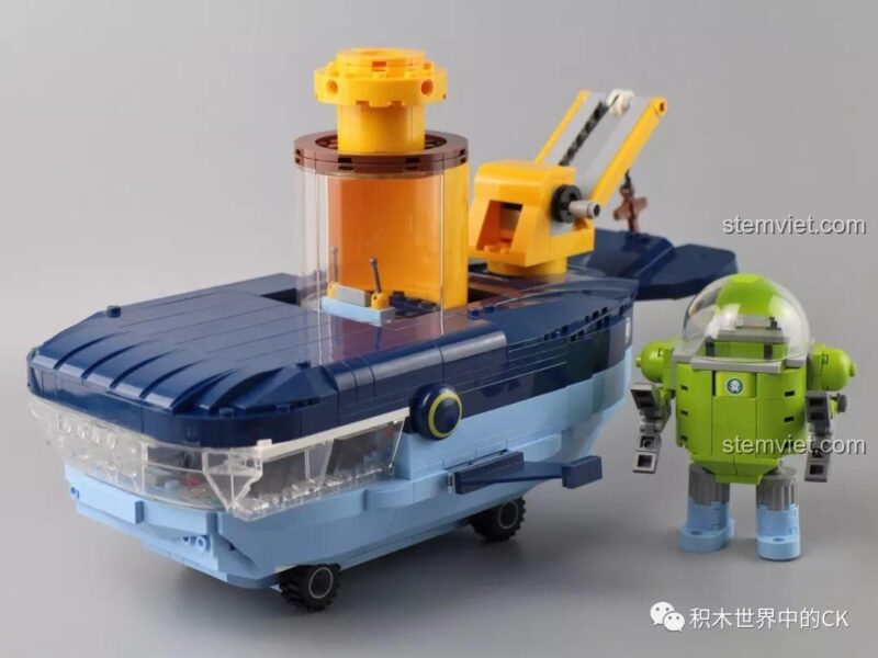 Mô hình Tàu Cá Voi Xanh và robot cứu hộ mini sau khi lắp ráp xong từ bộ QMAN 3714.