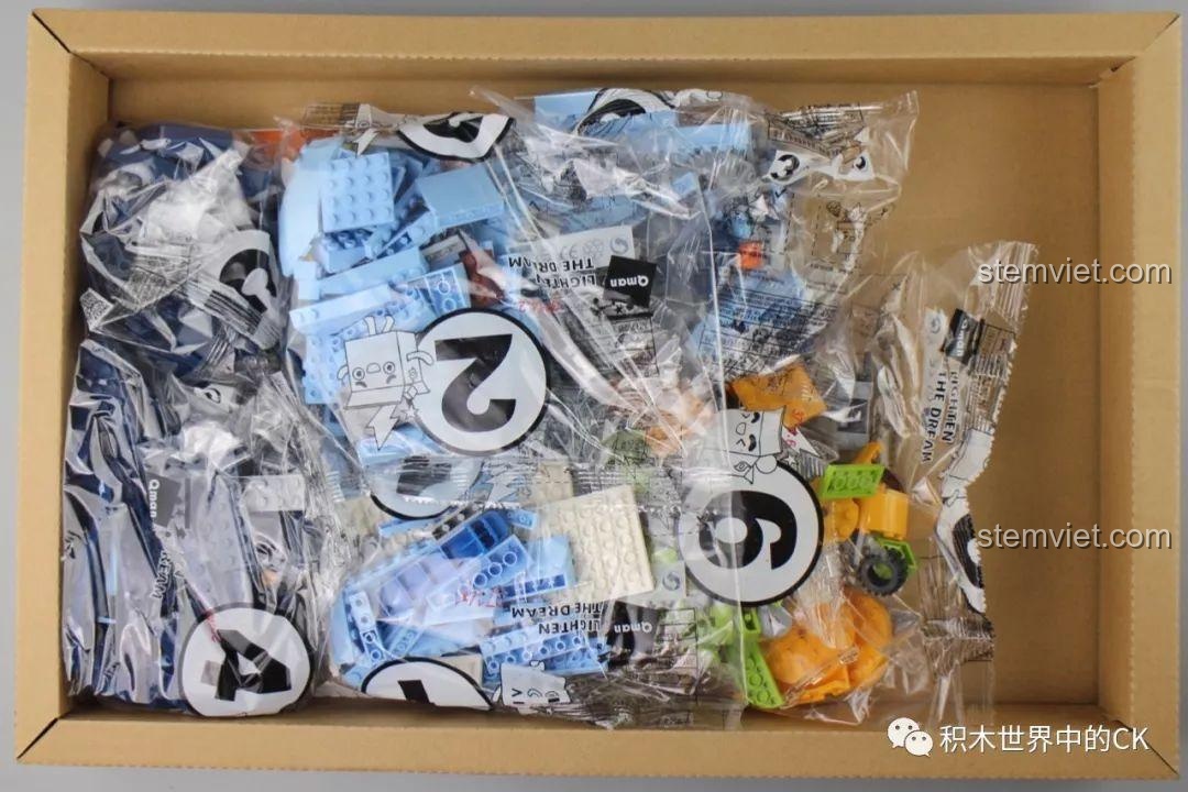 Bên trong hộp đồ chơi lắp ghép 3714 giá rẻ với các túi chi tiết được phân loại.