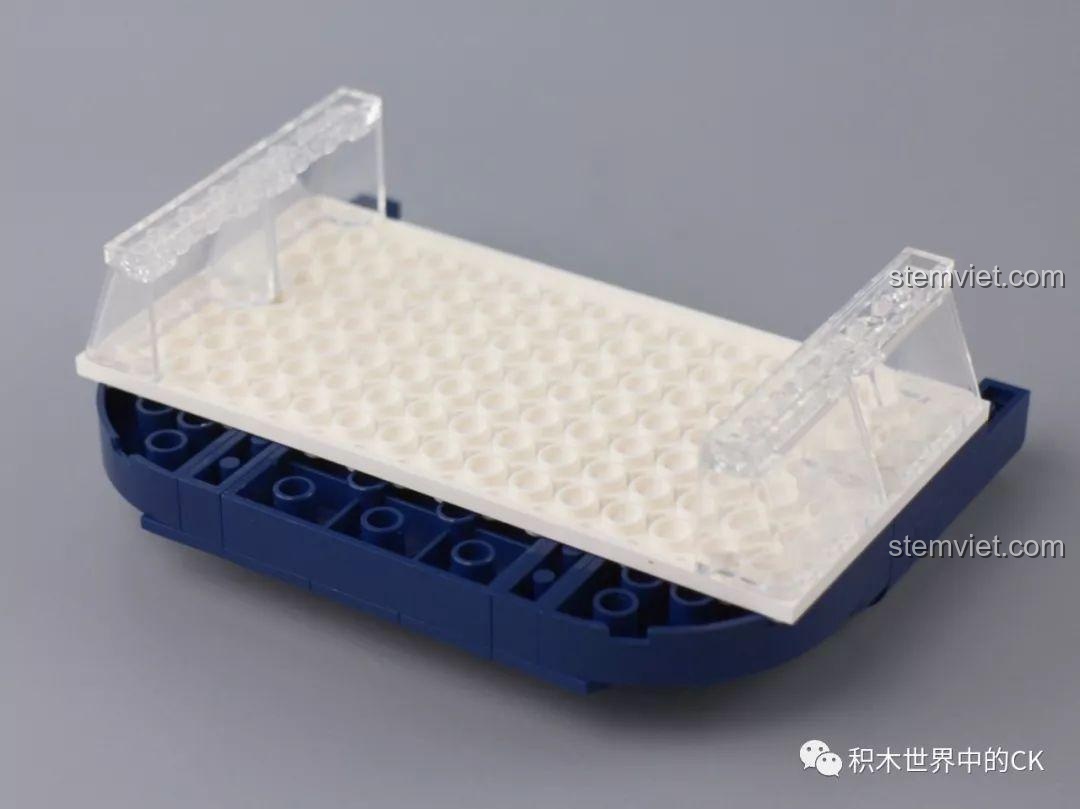 Chi tiết phần mui có thể tháo rời của bộ xếp hình Tàu GUP-A cho con trai 6+.