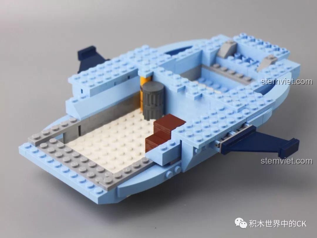 Lắp ráp các vách ngăn và chi tiết bên trong thân tàu. Trải nghiệm QMAN 3714 Bộ Lắp Ráp Tàu Cá Voi Xanh Octonauts.